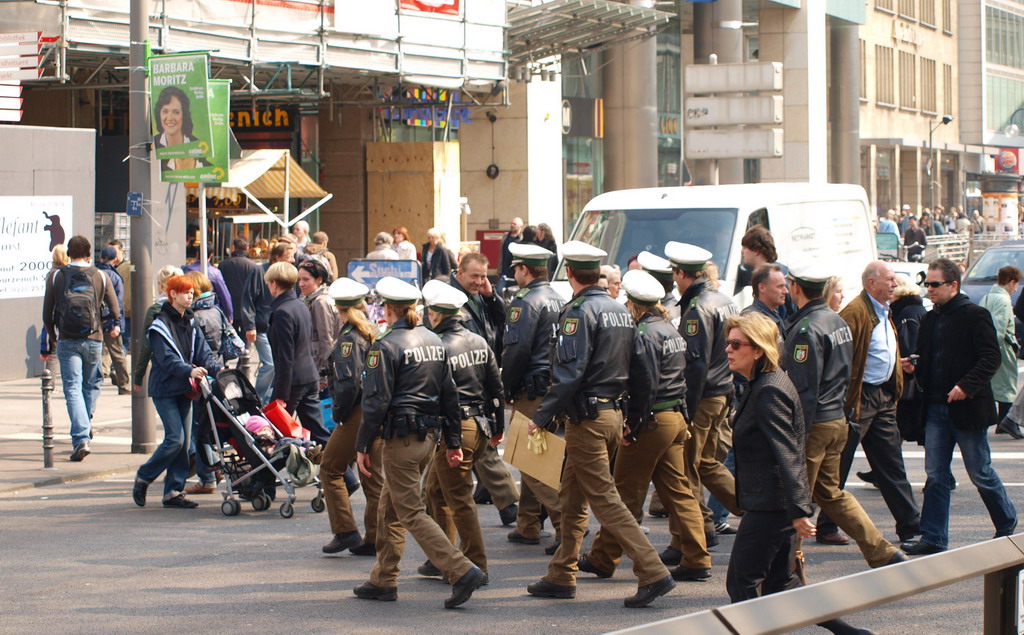 Suchmassnahmen am Koelner Neumarkt nach Raubueberfall im Parkhaus Wolfstr P08.JPG